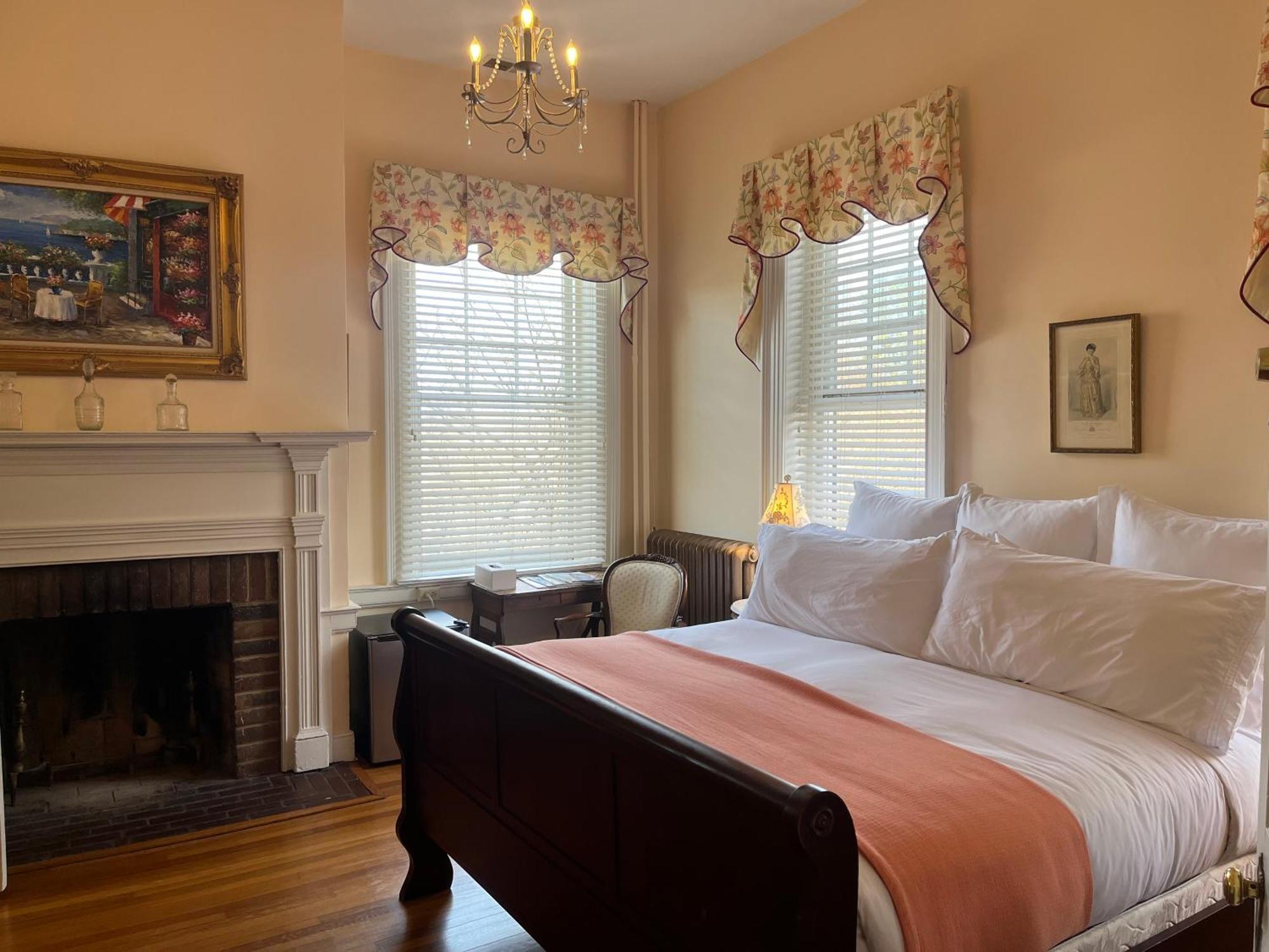 Ironclad Inn And Bourbon Room 프레드릭스버그 외부 사진
