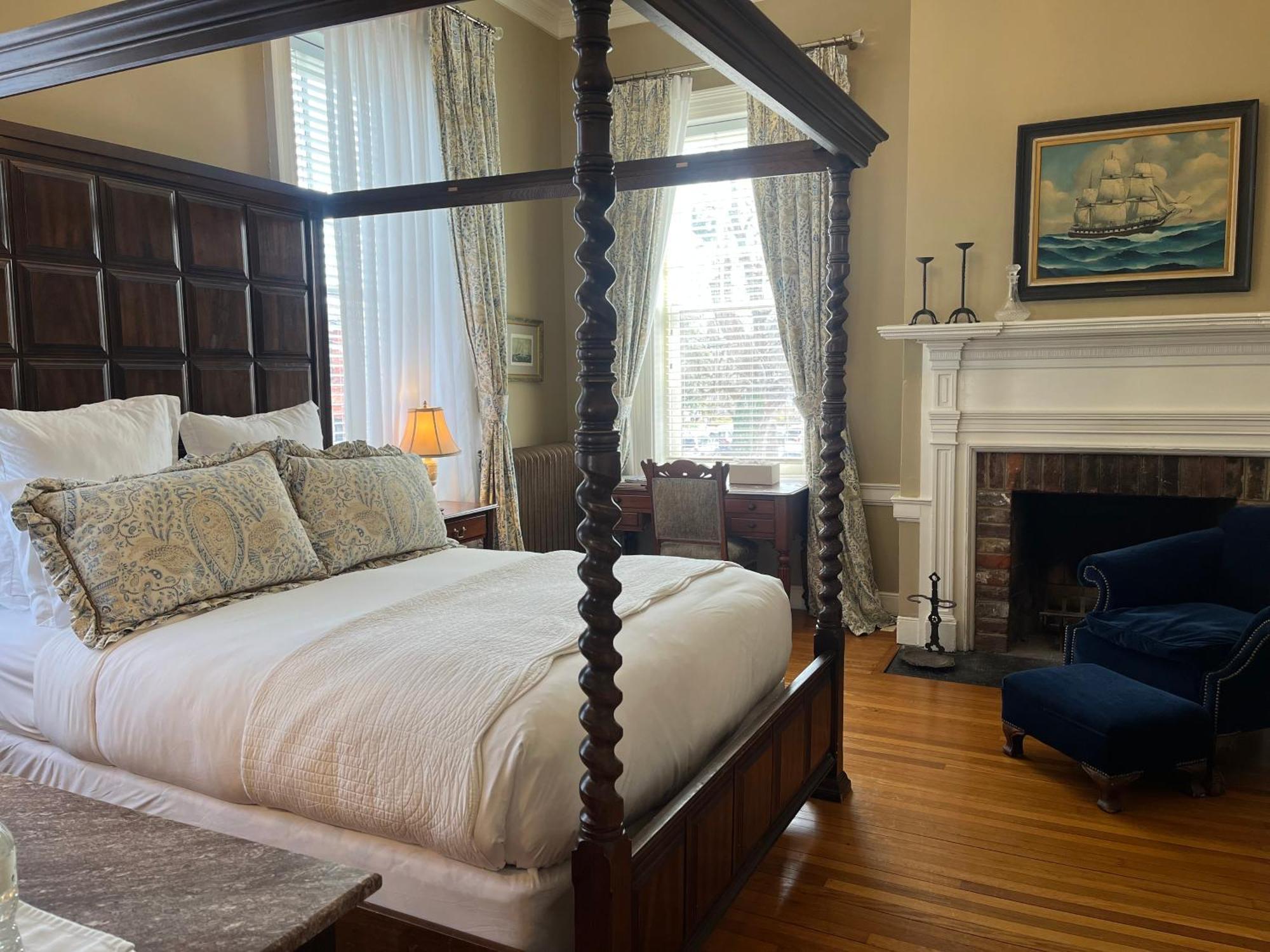 Ironclad Inn And Bourbon Room 프레드릭스버그 외부 사진